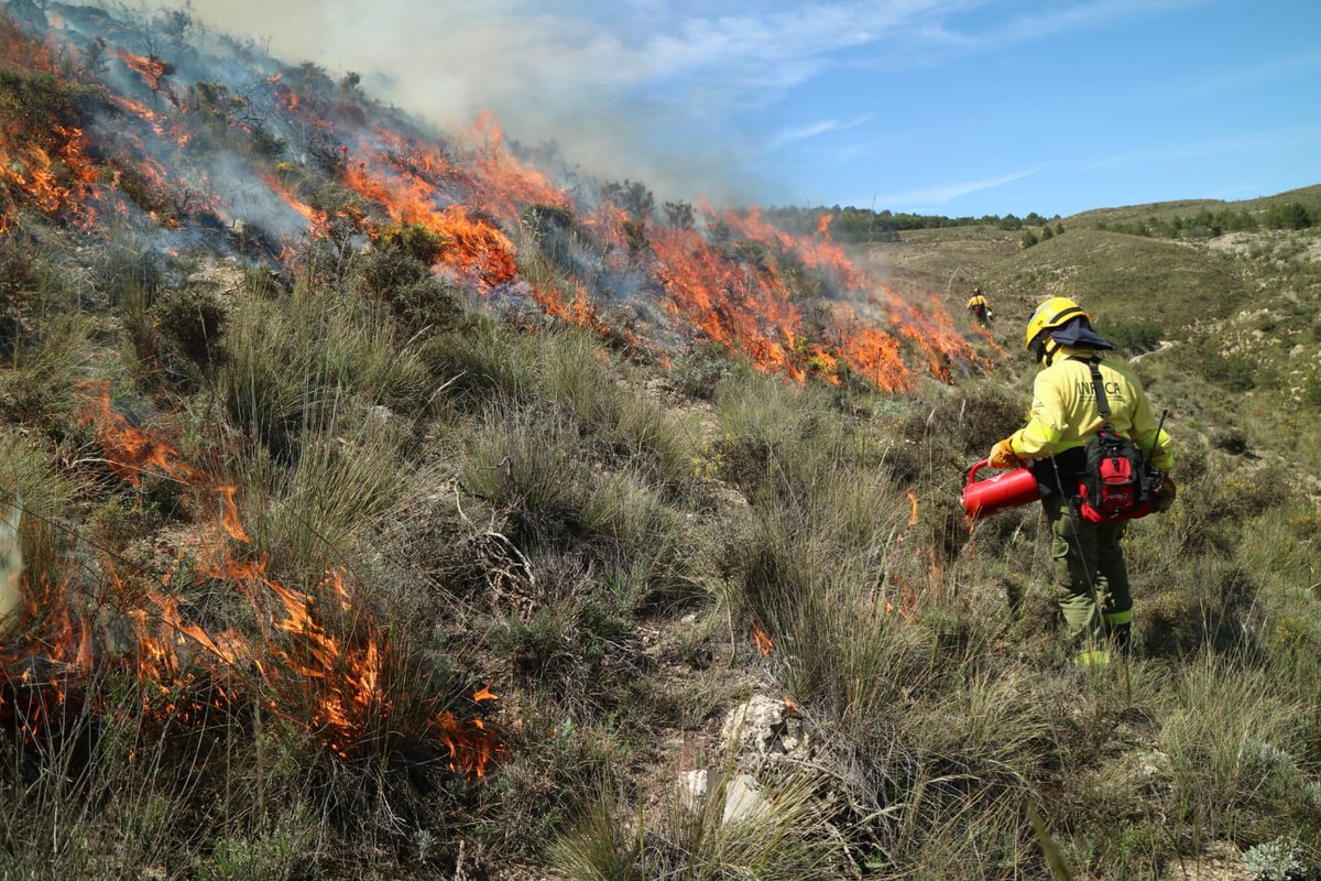 Plan_INFOCA's tweet photo. ¿SABíAS QUÉ? | A menudo, se usan indistintamente los términos "fuego" e "incendio", cuando uno es el elemento y el otro, su manifestación. Debemos diferenciarlos, como con "nieve" y "alud" o "agua" e "inundación". No todo fuego es malo. La quema controlada previene los #IIFF https://t.co/zKQCXt6b6F
