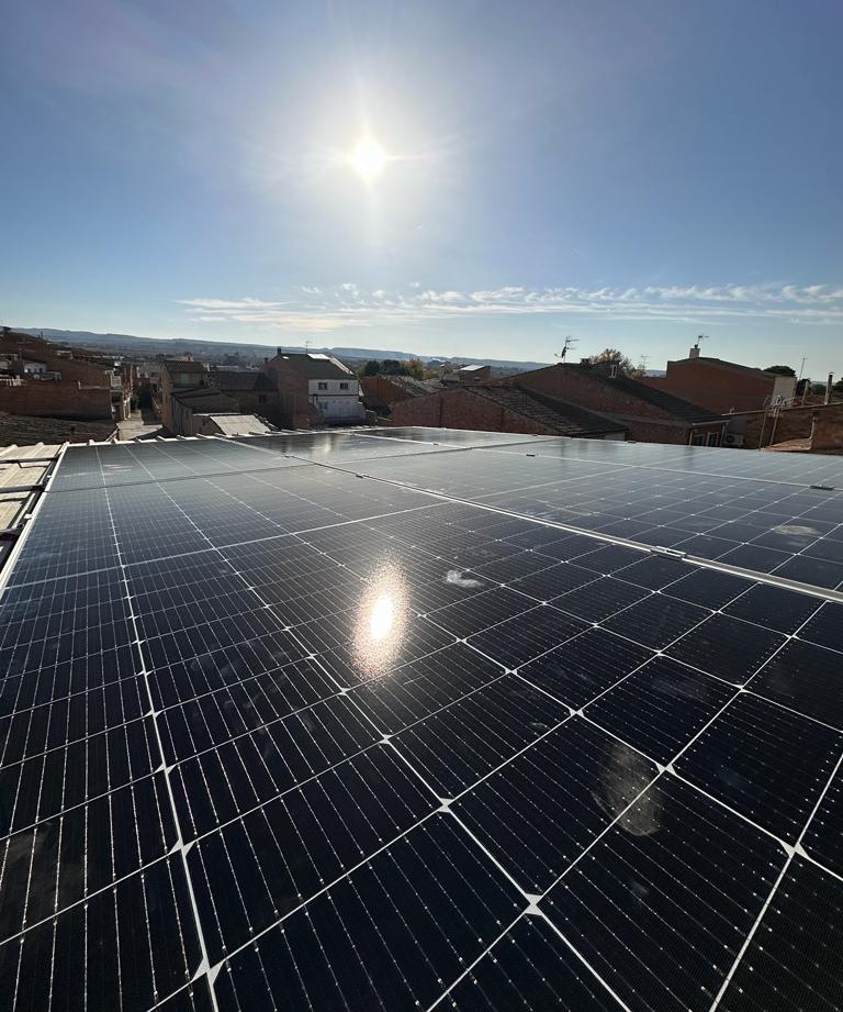 Il·luminant Juneda! 🌞 Compartim la nova instal·lació fotovoltaica de 3kW, portant la potència del Sol a una nova llar. Cada panell solar és un pas cap a un futur sostenible i net. Amb el suport dels nostres clients, creem un Juneda més verd i autosuficient!☀️💚