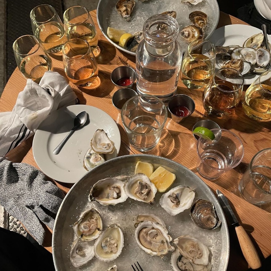 Attention #DarienCT oyster lovers! Seamore's will be hosting a Sip & Shuck oyster shucking and wine pairing class on Sunday, Feb 25 at 4pm! #darien #darienct #livedarien #fairfieldcounty #shoplocal #shopdarien #seamores #oystershucking