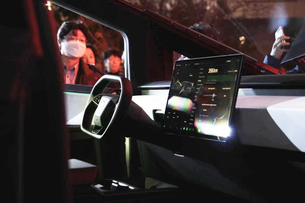 Cybertruck ignites Tokyo with its first appearance in Japan🇯🇵turning heads, while Model Y leads global sales, surpassing all internal combustion vehicles 🎉 
Experience the electric revolution📐and see more Teslas cruising the streets of Japan every day! 🚗⚡

Cybertruck