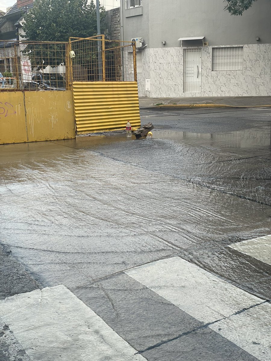 Danascandys's tweet photo. Esta es la esquina de la calle concordia y Lascano, Villa del Parque, capital federal. 
Hace años que esta obra está igual sin avances, continuamente sale agua de los pozos subterráneos. Todo el tiempo ocurren accidentes, los autos chocan en esa esquina porque no hay visibilidad, https://t.co/5UiU9644oB