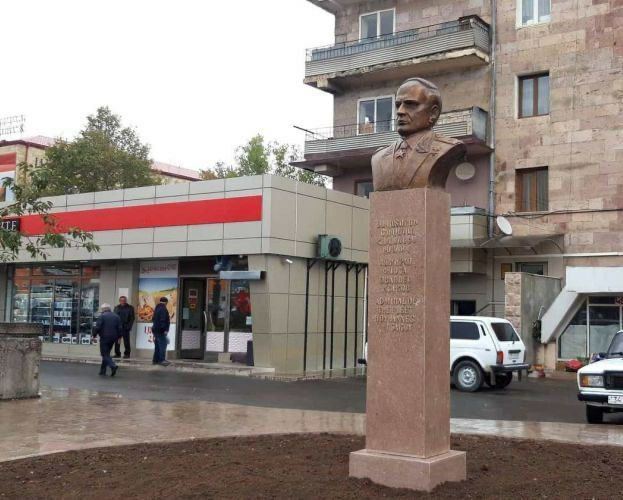 UnionFrArm's tweet photo. ⭕Des vandales azerbaïdjanais🇦🇿 ont démoli le monument à l'amiral et héros de l'Union soviétique Ivan Isakov.
  Des vandales ont démoli le monument érigé en l'honneur du chef militaire soviétique, l'amiral Ivan Isakov (Hovhannes Ter-Isaakyan) à Stepanakert.
#stopaliev #stopwar https://t.co/F9nttQUBpi