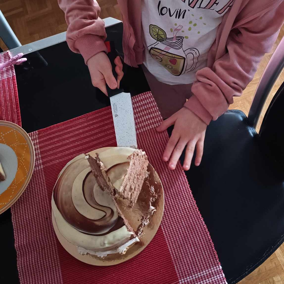 dragica12's tweet photo. Danes goduje moja vijolica #Julija...Vse najboljše ti želimo in radi te imamo, brezmejno...🍀😍🤗❤️👧🐞🌞
#mojasončica https://t.co/4gn9XPSntp