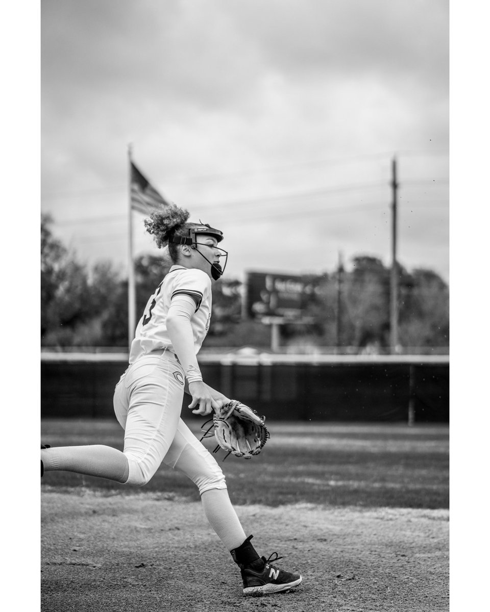 𝘽𝙇𝘼𝘾𝙆 &amp; 𝙒𝙃𝙄𝙏𝙀 𝙎𝙊𝙁𝙏𝘽𝘼𝙇𝙇.
Katy Tournament Day 1
davescaptures.com

Black and white pictures captures the essence of the moment in a unique way and it provides a sense of elegance. They’re definitely my favorite.😍📸