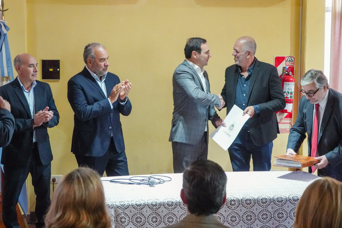 claudiopolich's tweet photo. Acompañé a @gustavovaldesok al acto de asunción del nuevo Director de @dpvcorrientes, el Ingeniero Luis Cardozo.

Junto a Luis, quien cuenta con una vasta experiencia en el sector privado, seguiremos trabajando en la modernización de la infraestructura provincial. ¡Felicidades! https://t.co/hRq5uWMw1N