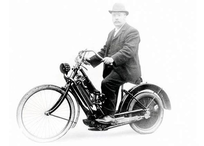 If John C. Potter truly introduced the Hildebrand und Wolfmüller Motorrad to Indonesia in 1893 🏍️, it precedes the bike's US debut by two years, arriving in New York with a French circus performer in 1895!  🌎 #MotorcycleHistory
👉bit.ly/41lQn22