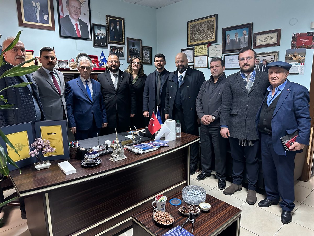 MHPpendik_'s tweet photo. Genel Başkanımız Sayın Devlet Bahçeli’nin Talimatları ile “CUMHUR BİZİM, TÜRKİYE HEPİMİZİN”, Temalı çalışmalarımız doğrultusunda;

İl Yöneticimiz Sn. Metehan YURTBAŞI, İlçe Yöneticilerimiz ve Mahalle Başkanlarımız Güzelyalı Mahallesi Muhtarı Sn. Farık SAVAŞ'ı ziyaret ettiler.

Muhtarımıza misafirperverlikleri için teşekkür ediyoruz.

@sertel_selim
@YasarKaba17
@hakanaslan1968
@_MHPistanbul_
@MHP_Bilgi

#sanadeğerpendik #milliyetçihareketpartisi #mhppendik #pendikmhp #mhpistanbul #Türkgün #CumhurBizimTürkiyeHepimizin #PendikBizimTürkiyeHepimizin