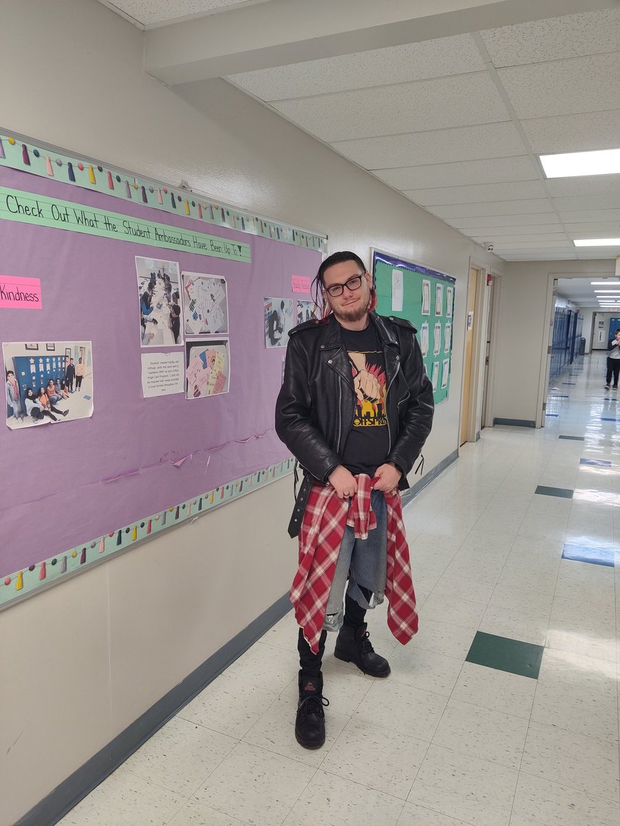 Brownie3789's tweet photo. 90s day at school channeling my inner @theraveneffect "Life of rage, blood stained cage, suicide is an escape from the only fate... Quote The Raven... Nevermore"@HeyHeyItsConrad #whataboutme #whataboutraven #ravensflock #evenflowDDT https://t.co/aCCXeCICNo