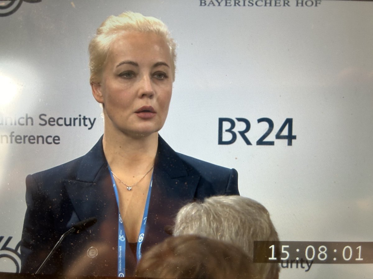 Julija #Nawalny tritt vor die Münchner Sicherheitskonferenz. Sie habe überlegt, ob sie zu ihrer Familie zurückreisen oder in München reden solle. „Dann habe ich überlegt, was Alexej getan hätte.“ Putin, sagt sie, „wird für all seine Gräueltaten zur Verantwortung gezogen werden.“