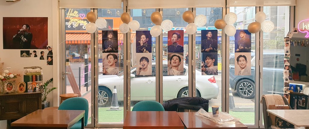 크고 멋진 공간에 현우의 사진이 한가득이라 행복했던 생카🦁🌹🩵

#오빠_왔다 
#뜨거운_겨울남자_현우_생일축하해