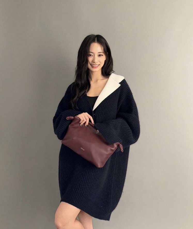 teh paki hampas nga sa mukha ko yang bag mo 😖