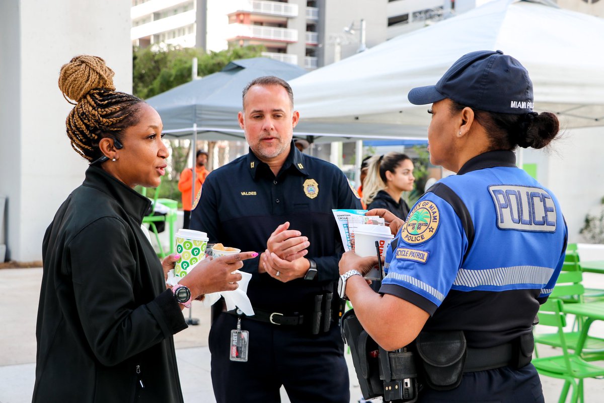 OutstandingAng1's tweet photo. The Downtown Ambassadors are a great resource. “You need a safety walk to your car?” You need directions or help getting to a location? Something looks suspicious. Call the Ambassadors. We will make sure to report it and follow up. All this with a smile 😊 #downtown #Ambassadors https://t.co/2RTT1fIMIr