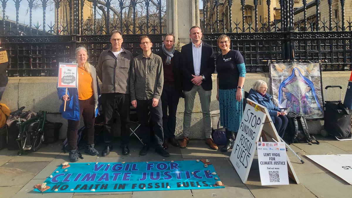 Yesterday we joined leaders from @ARochaUK, @Christian_Aid, @CAFOD & @PublicIssues at the No Faith in Fossil Fuels Lent Vigil outside the UK parliament. The vigil will continue over the next 9 days! 🙏🏻 Find out more and how you can get involved👇 tearfund.org/campaigns/clim…