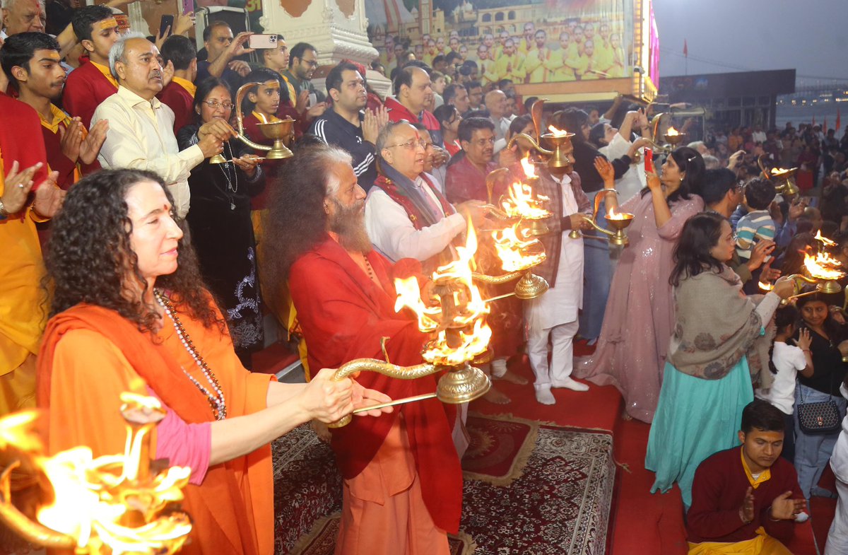 माँ नर्मदा जयंती की शुभकामनायें! इस अवसर पर परमार्थ निकेतन में कथाकार श्री श्रीकांत व्यास जी का अभिनन्दन। हरित कथायें हमारी जीवनदायिनी नदियों और पर्यावरण को @ParmarthNiketan का श्रेष्ठ माध्यम है। नदी है तो जल है और जल है तो जीवन है।#NarmadaJayanti2024 #riverprotection…