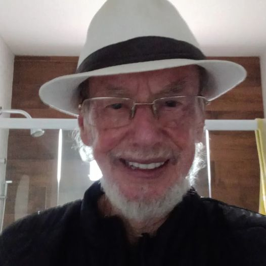 Envelhecer é só uma questão de tempo.
Eu nunca tive tempo para isso.
Continuo jovem, com meus propósitos, idéias e ideais.