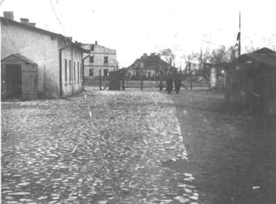 The Germans began the liquidation of the Warsaw Ghetto in the summer of 1942. Most Jews were sent to the Treblinka death camp and killed on arrival. #OTD in 1943, they sent the first transport of 292 Warsaw Jews to the SS work camp in Trawniki.