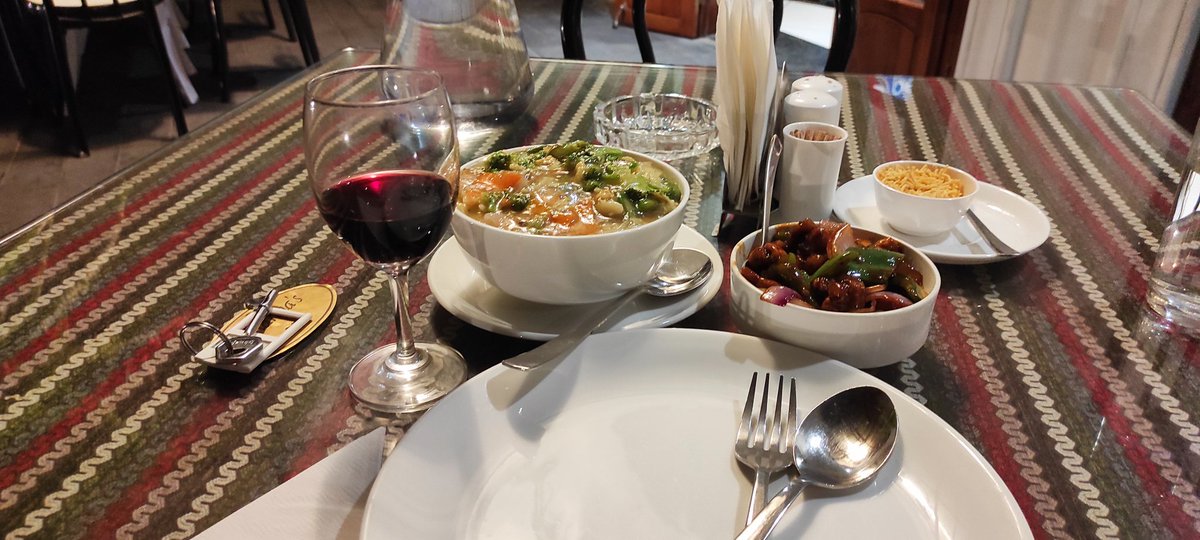 BirthareNeelam's tweet photo. They be adding broccoli, baby corn, mushrooms, carrot, capsicum, beans in their rice and call it steamed rice. Alag hi level k majje hai. The best rice I ever had 😋🐾 #NorthEast #bagdogra #newfan 💞 https://t.co/5RxbpE6oHN