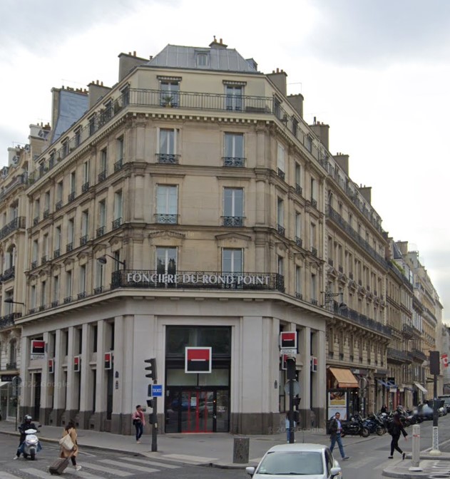 On nous dit souvent de ne pas nous soucier pour l'architecture haussmannienne, que personne n'oserait y toucher. Pourtant, ce qui fut fait - dans le passé - pour les pieds d'immeuble (ici l'angle La Boétie et Faubourg Saint-Honoré à #Paris8) doit nous inciter à rester vigilants !