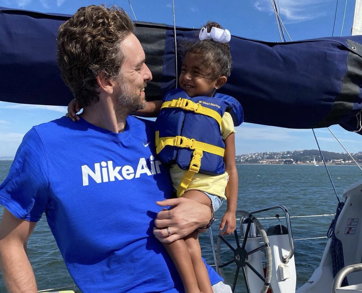 ceciarmy's tweet image. Pau Gasol es el ejemplo de buen amigo que ha seguido cuidando de Kobe Bryant y de su familia aunque él ya no esté aquí. La hija pequeña de Kobe, Bianca, pasa mucho tiempo con él y lo llama “tito”. Por carnaval, va a ver a sus niñas  y se disfraza con ellas. Van a ver partidos…