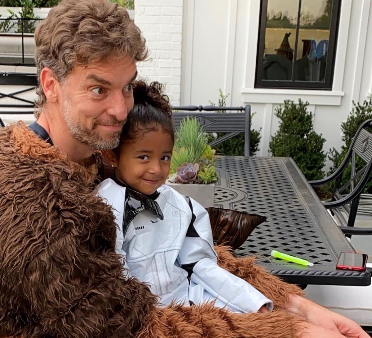 ceciarmy's tweet image. Pau Gasol es el ejemplo de buen amigo que ha seguido cuidando de Kobe Bryant y de su familia aunque él ya no esté aquí. La hija pequeña de Kobe, Bianca, pasa mucho tiempo con él y lo llama “tito”. Por carnaval, va a ver a sus niñas  y se disfraza con ellas. Van a ver partidos…