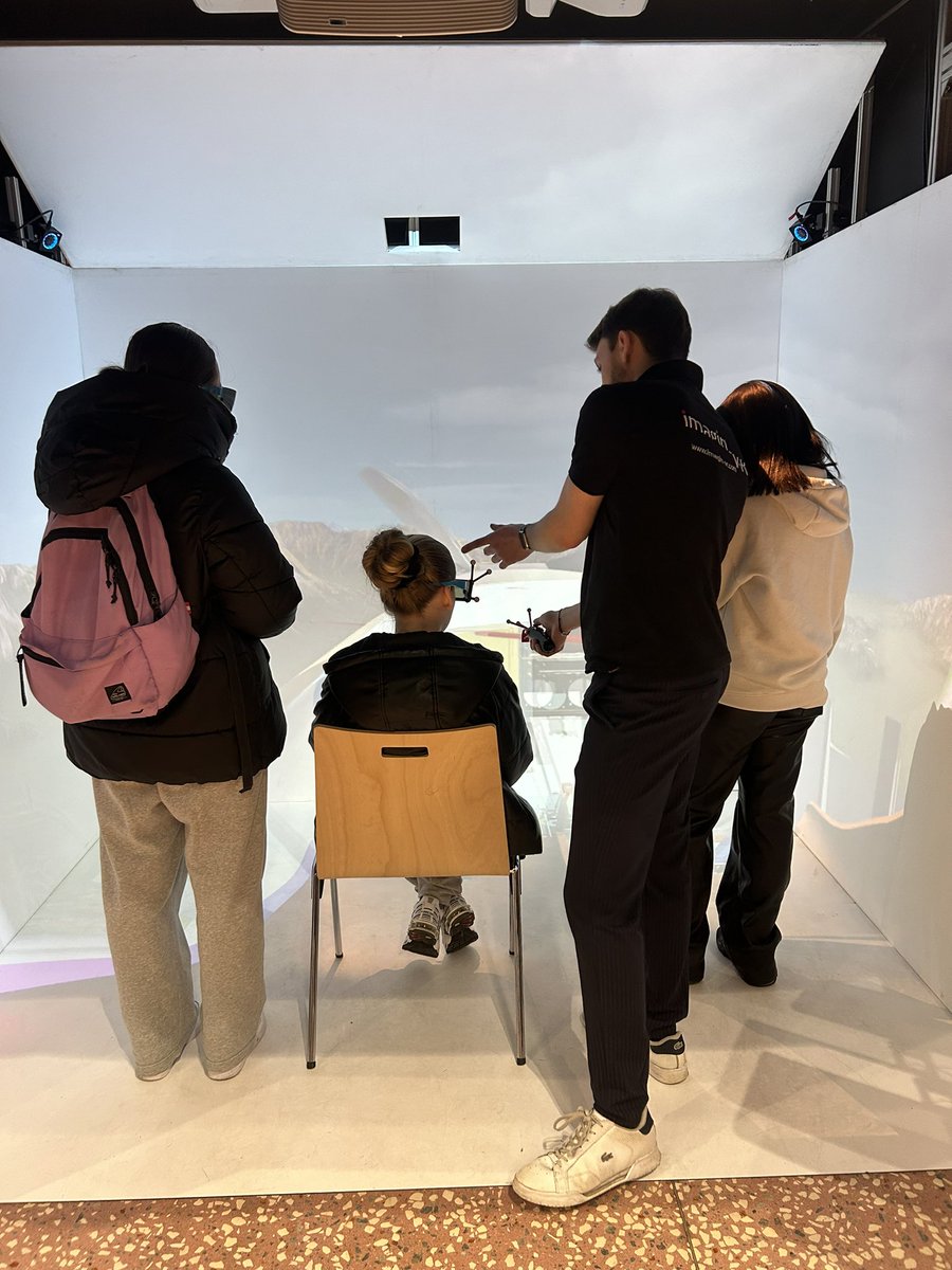 ✈️ Retour sur le salon #ailesducampus organisé par le @AeroPdl à la base sous-marine de Saint Nazaire !

🗓️ 15/02/2024

✨ Près de 500 participants ont ainsi pu découvrir nos solutions en s’immergeant dans cet avion en 3D à l’échelle réelle.

👉 linktr.ee/imagin_vr