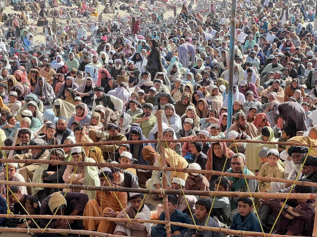 Mirwaiskk's tweet photo. It's day 127 of Chaman Sit-in. Since mainstream media isn't interested, many people are unaware of the sit-in. I'll briefly explain in this thread. 🧵 They need our voices to amplify theirs.
#ChamanSitin 
(1/12) https://t.co/5KawnbHhPO