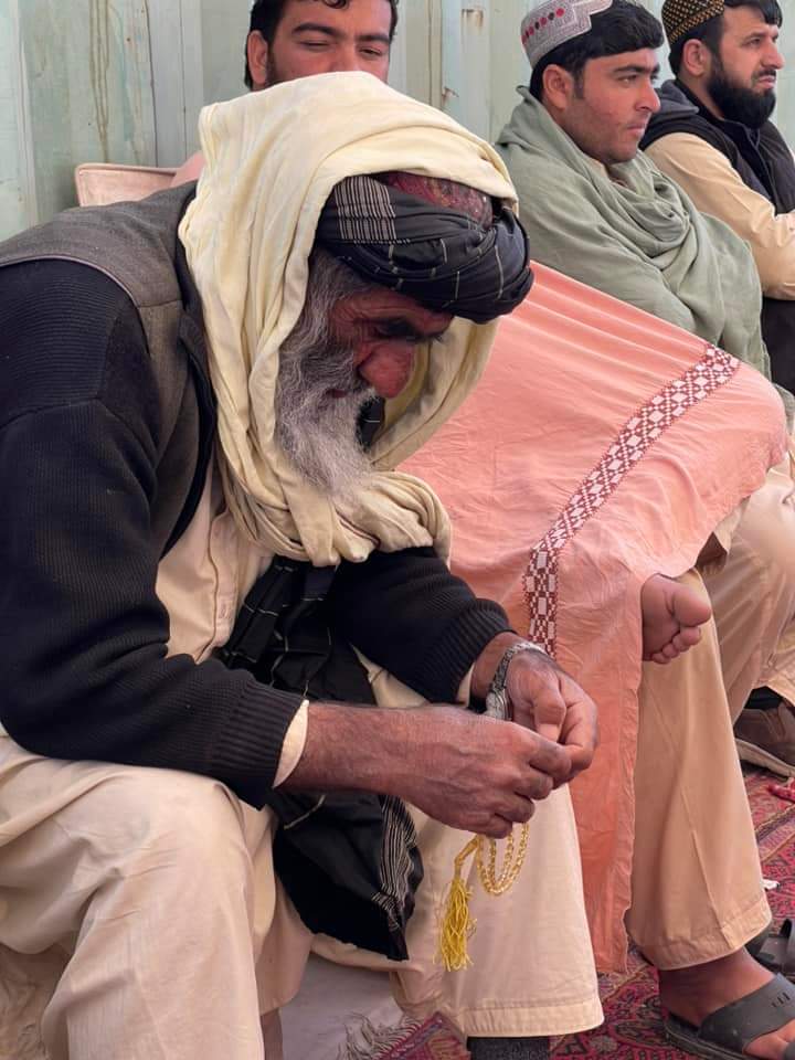 Mirwaiskk's tweet photo. It's day 127 of Chaman Sit-in. Since mainstream media isn't interested, many people are unaware of the sit-in. I'll briefly explain in this thread. 🧵 They need our voices to amplify theirs.
#ChamanSitin 
(1/12) https://t.co/5KawnbHhPO