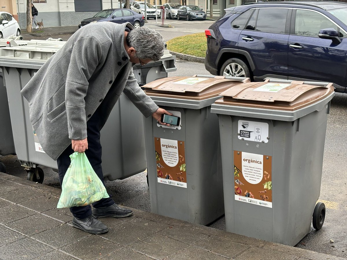 #EnImatges Presentat el balanç de la prova pilot d'implantació a #laSeu d'Urgell del sistema de recollida amb contenidors tancats. Les primeres dades indiquen un augment del 54 al 65 per cent de recollida selectiva a la zona entre Passeig del Parc i el carrer de Circumval.lació.