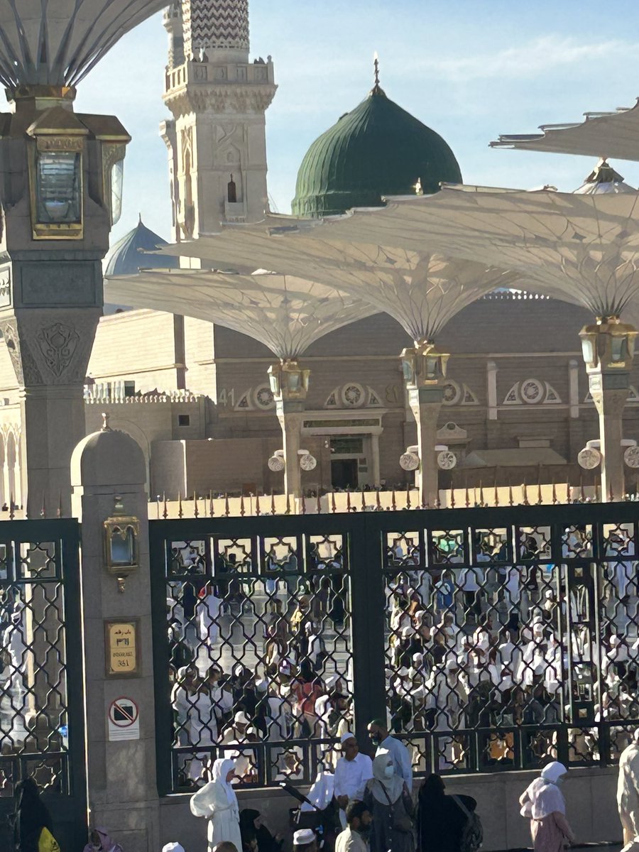 ghazialsmmak's tweet photo. رسالة من المدينة المنورة إلى داخل جماعة الأمر

#بدعة_السفارة 
إلى [ ضحايا ] مدّعي السفارة عن الإمام المهدي ( عج ) بعد التحية والدعاء بالتوفيق للهداية لي ولكم.

صدقوني - والله شاهد على ما أقول - لم يكن التصدي لهذه البدعة الضالة من أجل الغلبة والانتصار، وإنما منطلق ذلك الشعور بالمسؤلية الشرعية والأخلاقية والإنسانية الكاملة تجاه من غرر بهم ( الدّجال - المخبول ) وهم - للأسف الشديد - أنتم.

لم يكره أو يبغض قلبي أحداً منكم بتاتاً حتى من أساء، وإنما كلي حرص على الهداية لكم في دعائي وصلواتي.

أتعامل معكم جميعاً - حتى الكبار منكم - على أنكم [ ضحايا ] قد خدعهم ( الدجال - المخبول ).

ودونكم من وفقه الله تعالى للخروج من هذه الجماعة، فقد عرفوا معنى الحرية والهداية وسلامة العقيدة.

أسأل الله لكم الهداية جميعاً، ومواجهتنا ليست معكم وإنما مع قرين الشيطان ( الدجّال - المخبول ).

أشجع على التفكير في الانشقاق والتحرر عن هذه الجماعة.

ولكم أن تفكروا في أنفسكم بعيداً عن ( العقل الجمعي ) الحاكم عليكم.

وكما قلت لكم سابقاً، تواصلوا مع المنشقين وتحاوروا معهم بهدوء، وبعدها قرروا في أمر مصيركم الدنيوي والأخروي.

ننتظركم وننتظر قراركم المصيري الذي سيخلصكم من السجن العقائدي الذي سجنكم فيه ( الدّجال - المخبول ).

وفقنا الله وإياكم للهداية والصلاح.

٥ شعبان ١٤٤٥

بجوار قبر النبي ( صلى الله عليه وآله ) وبقيع الغرقد ( قبر الإمام زين العابدين عليه السلام )

الداعي لكم بالهداية 
غازي السماك