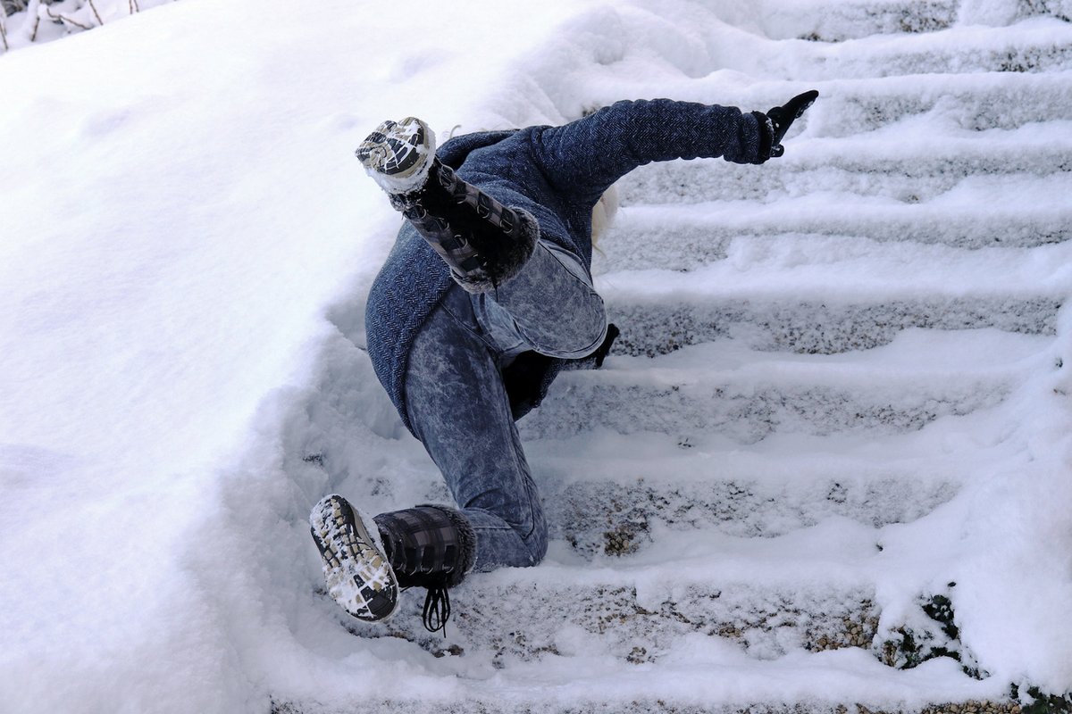 🚑With icy conditions prevailing from yesterdays winter weather, we're seeing a rise in 911 calls for slips and falls this morning. Please take extra precautions when navigating icy sidewalks and driveways. #IceSafety #StaySafe #HamOnt