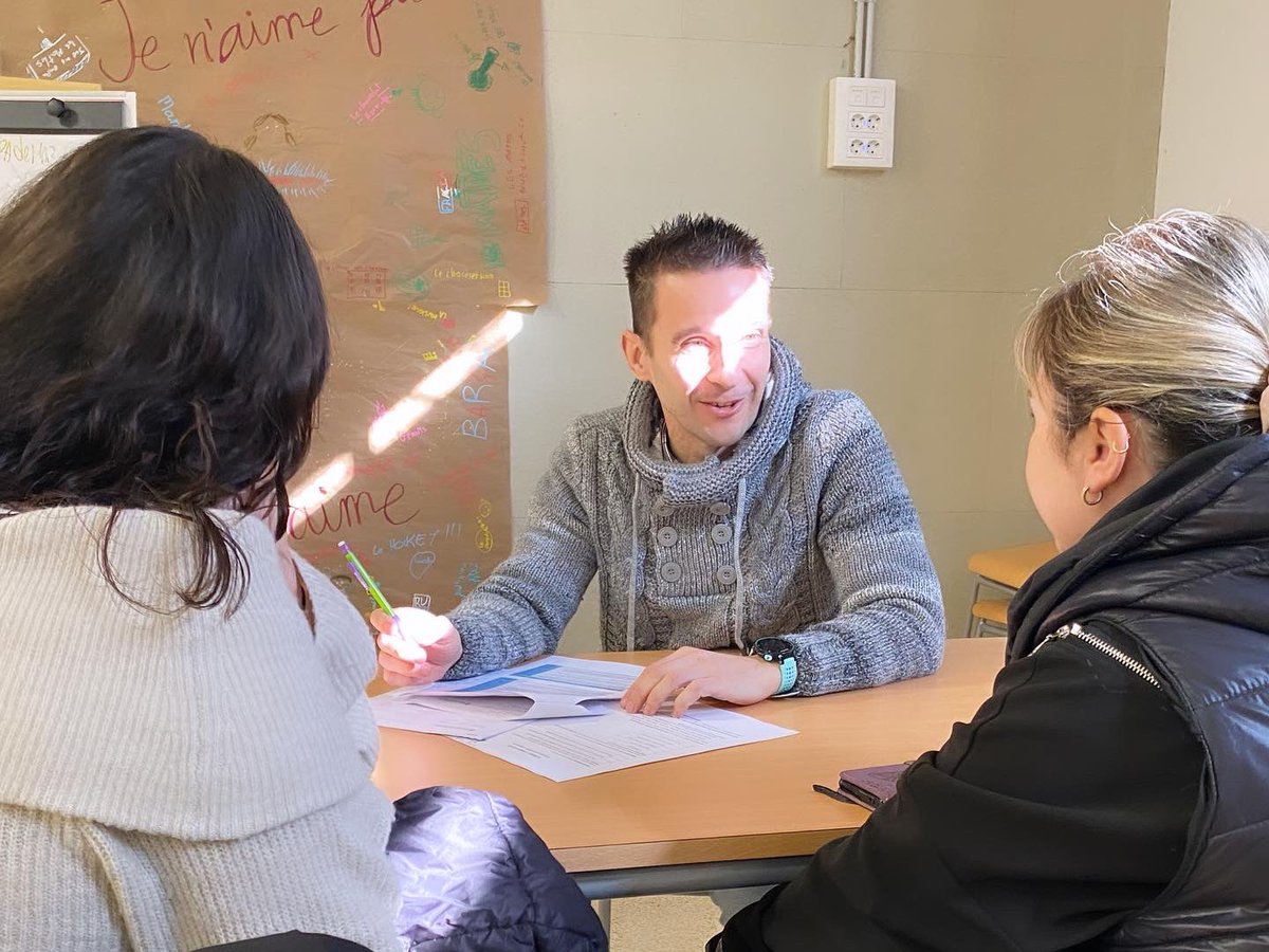 inscanoriac's tweet photo. Setmana de reunions d’avaluació intermèdia. Conversa íntima on famílies, tutor/a de seguiment i alumnat arriben a uns compromisos de millora en el procés d’aprenentatge. #reflexionar #anticipar #prioritzar #acompanyar #apropiar #identificar #evidenciar #acceptar #personalitzar https://t.co/NDzUSPUpKV