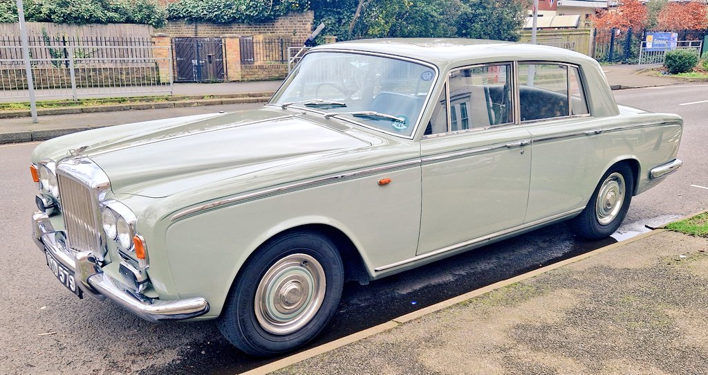 We are graced with a rare and beautiful visitor. A classic Bentley (with a recent respray). ❤️ Maple Rd #Surbiton.