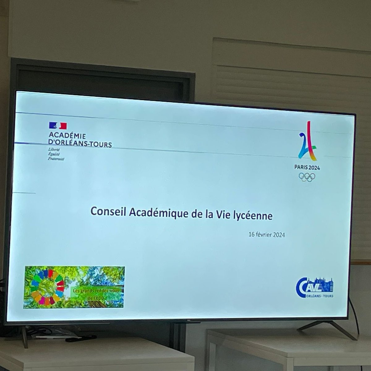 ac_orleanstours's tweet image. La séance plénière #CAVL au @CREPSduCentre 📎
Plusieurs thèmes sur la jeunesse et la #VieLycéenne sont à l'ordre du jour :
✅Bienfait du sport à l’école
✅Prix des fiertés
✅Indicateurs sur le bien-être des élèves
✅Orientation
✅Divers évènements
Une journée riche en échanges👏