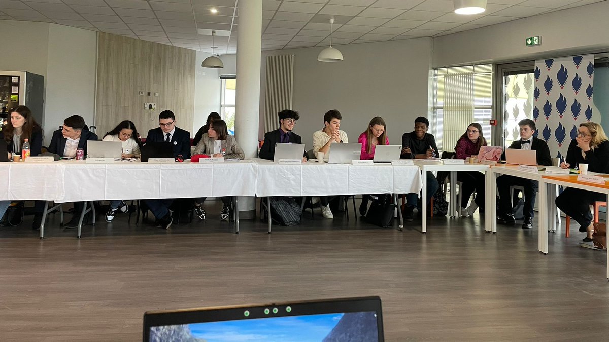 ac_orleanstours's tweet image. La séance plénière #CAVL au @CREPSduCentre 📎
Plusieurs thèmes sur la jeunesse et la #VieLycéenne sont à l'ordre du jour :
✅Bienfait du sport à l’école
✅Prix des fiertés
✅Indicateurs sur le bien-être des élèves
✅Orientation
✅Divers évènements
Une journée riche en échanges👏