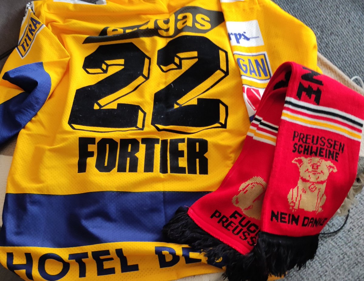 ChristinaNeuma1's tweet photo. #outfitofthegameday #retrogame #retroschal #retrotrikot #memories #damalswars #keinepreussenschweine π π π»ββοΈπ#ebb #ebbaev #oleoleolemarcfortier https://t.co/ibFvZfSwYF