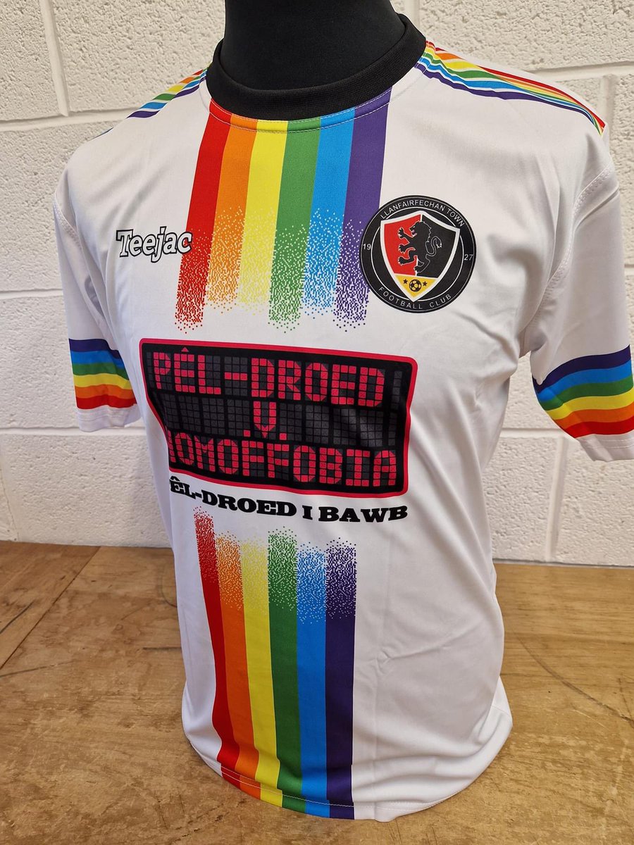 Hands up who wants one of these lush #FvH2024 shirts from @LLTFC_Official 🙋 Available now to preorder in their online store! #peldroedibawb llanfairfechantownfc.myshopify.com