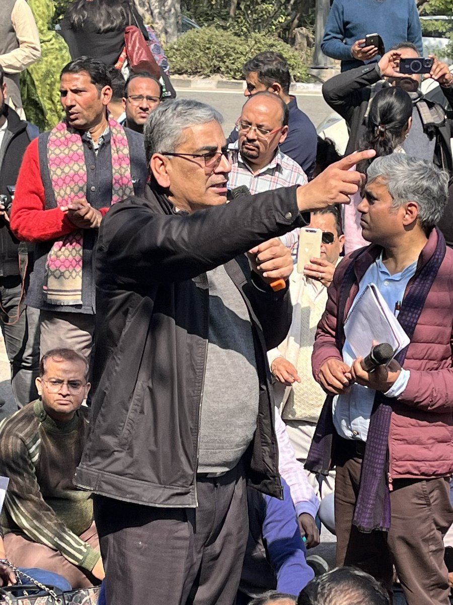 devender_mudgil's tweet image. DUTA holds Dharna at Delhi Vidhan Sabha &amp;amp; Observed Complete Strike

Thousands of teachers protested against anti higher Education Model of Delhi Govt.
-demanded payment of salaries and start of appointment process.

DUTA demanded withdrawal of Ms. Atishi’s anti edu letters.