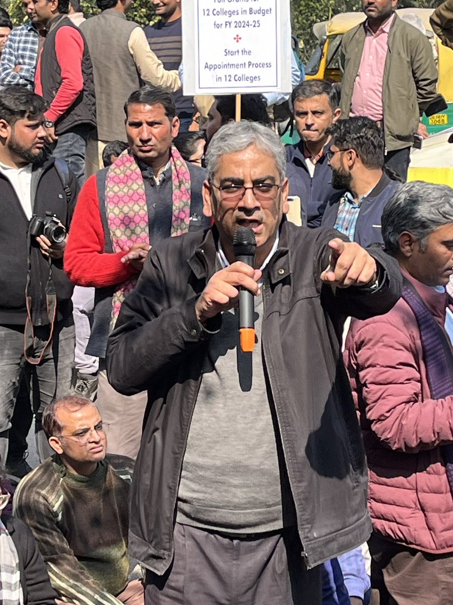 devender_mudgil's tweet image. DUTA holds Dharna at Delhi Vidhan Sabha &amp;amp; Observed Complete Strike

Thousands of teachers protested against anti higher Education Model of Delhi Govt.
-demanded payment of salaries and start of appointment process.

DUTA demanded withdrawal of Ms. Atishi’s anti edu letters.