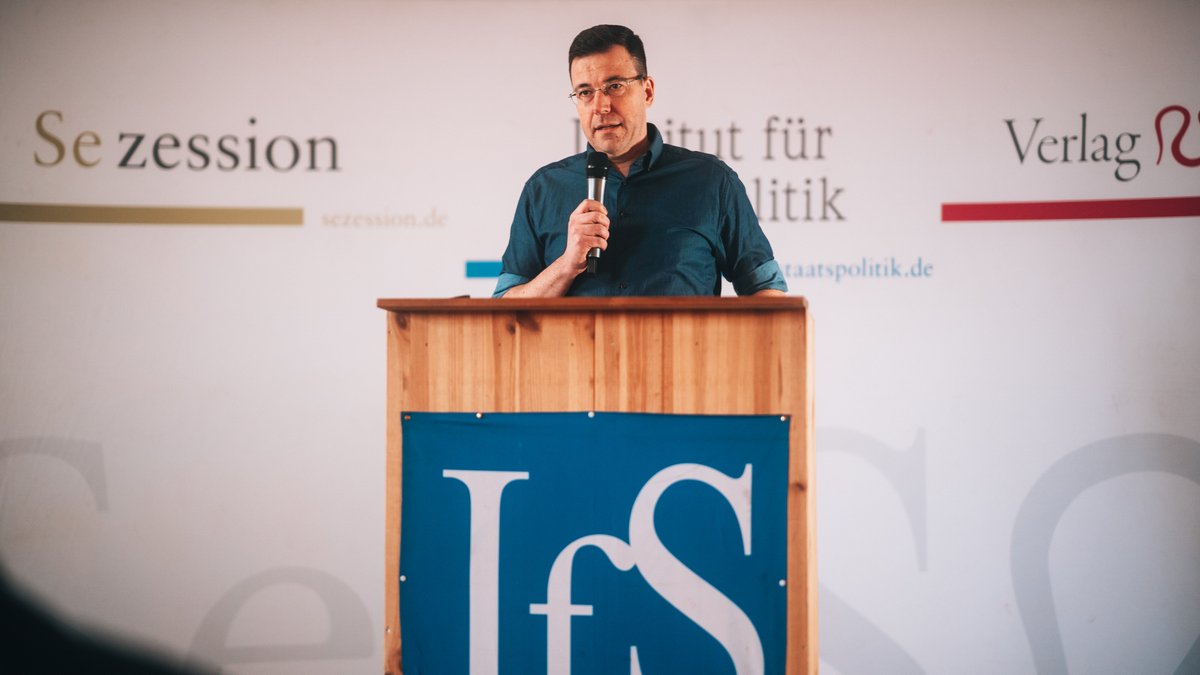 SiNetz's tweet photo. 📸 Dr. Erik #Lehnert in #Schnellroda.
#IfS #Winterakademie #sr1802/🧵 https://t.co/PXBdDORZg0