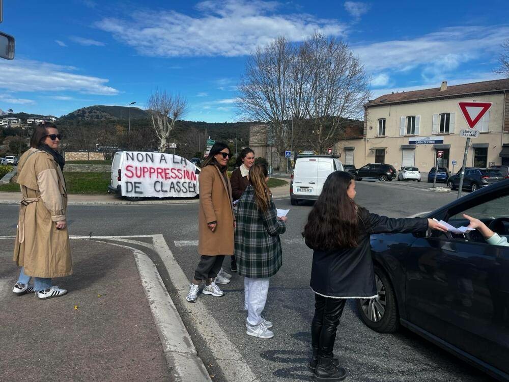 Corse_Matin's tweet photo. Corte : face à la menace de fermeture d'un poste à l'école Sandreschi, les parents d'élèves bloquent le rond-point de la gare ➡️ https://t.co/vPWiCzSf4c https://t.co/GkNeJDefzL