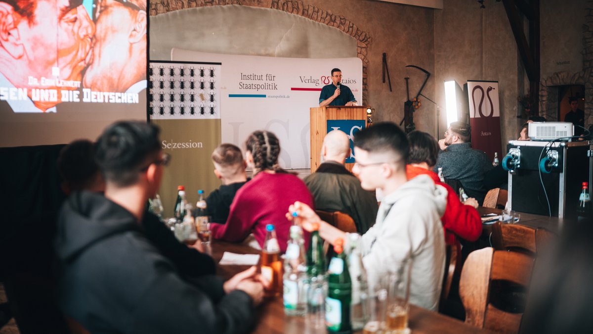 SiNetz's tweet photo. Dr. Erik #Lehnert spricht über »Die Russen und die Deutschen«: historischer Abriß, Darstellung der Ausgleichspolitik, gegenwärtige Lage.
#Schnellroda. #IfS #Winterakademie #sr1802/🧵 https://t.co/0BdzKzh2Fi