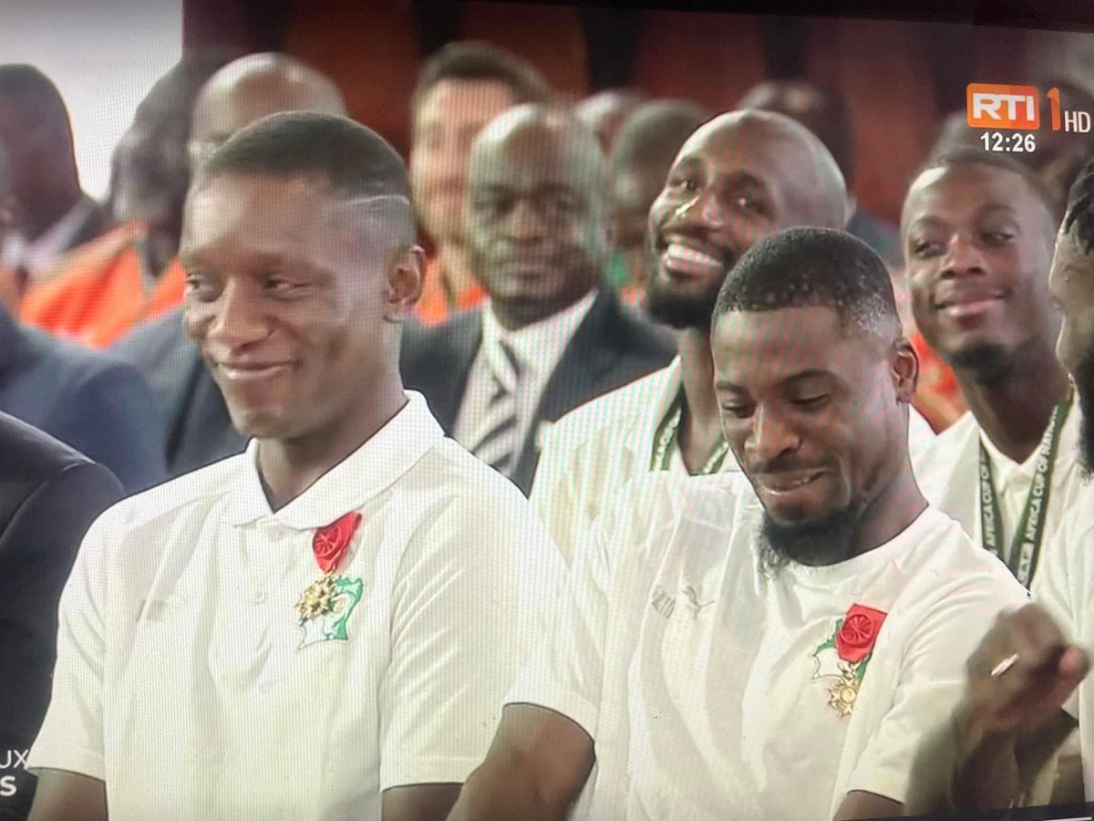 edithbrou's tweet photo. Maintenant quand on va se retrouver dans un pays étranger, on va juste dire "Je viens de la Côte d'Ivoire" 🇨🇮
Ça suffira.
Même plus besoin de préciser le nom d'un joueur. Juste "Côte d'Ivoire" ou "Ivory Coast" https://t.co/1gj4mUzO6u