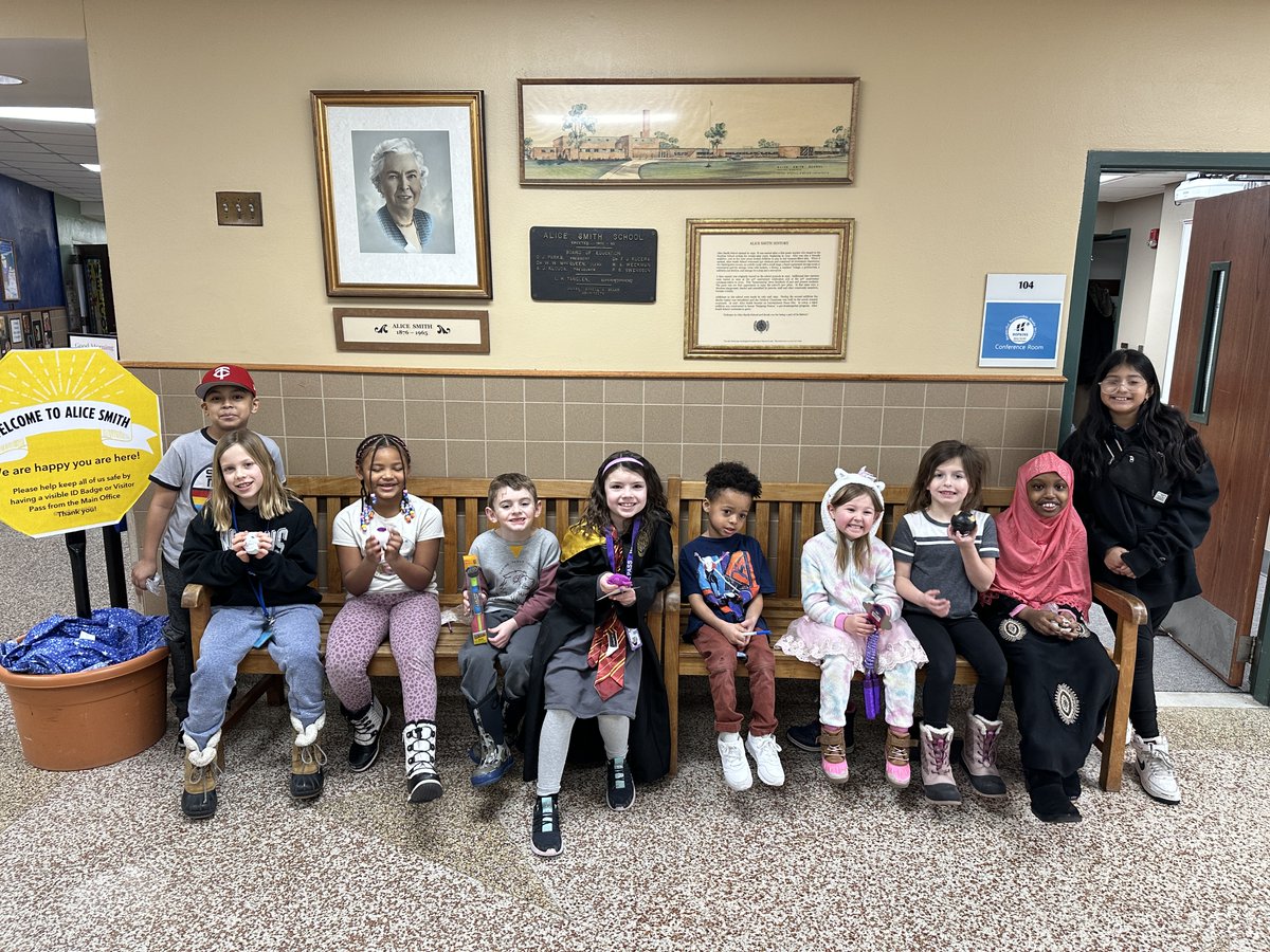 AliceSmith270's tweet photo. At Alice Smith, when you're Respectful, Responsible &amp; Ready to Learn, you just might be rewarded.  Congrats to these scholars for following the 3R's!  Their names were drawn this morning in our weekly prize drawing for PAW Ticket recipients. https://t.co/u9CdLTglVz