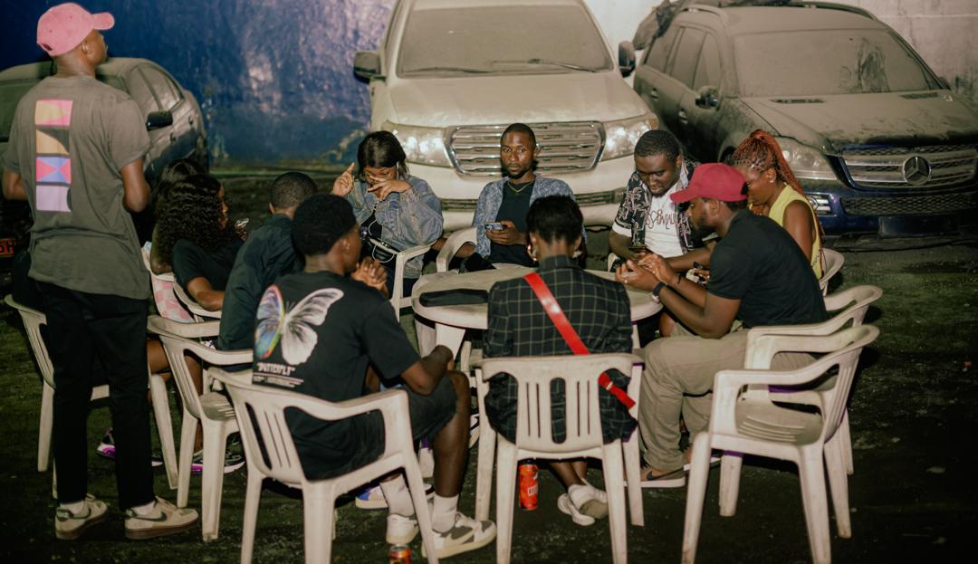 DrinkMeet's tweet photo. Hello les DAM'ers...🌚
Votre #DrinkAnkMeet de Douala c'était un peu ça...

#BlackAndSneakers
#DrinkAndMeet
#DAM7 https://t.co/sfbIP4EpMy