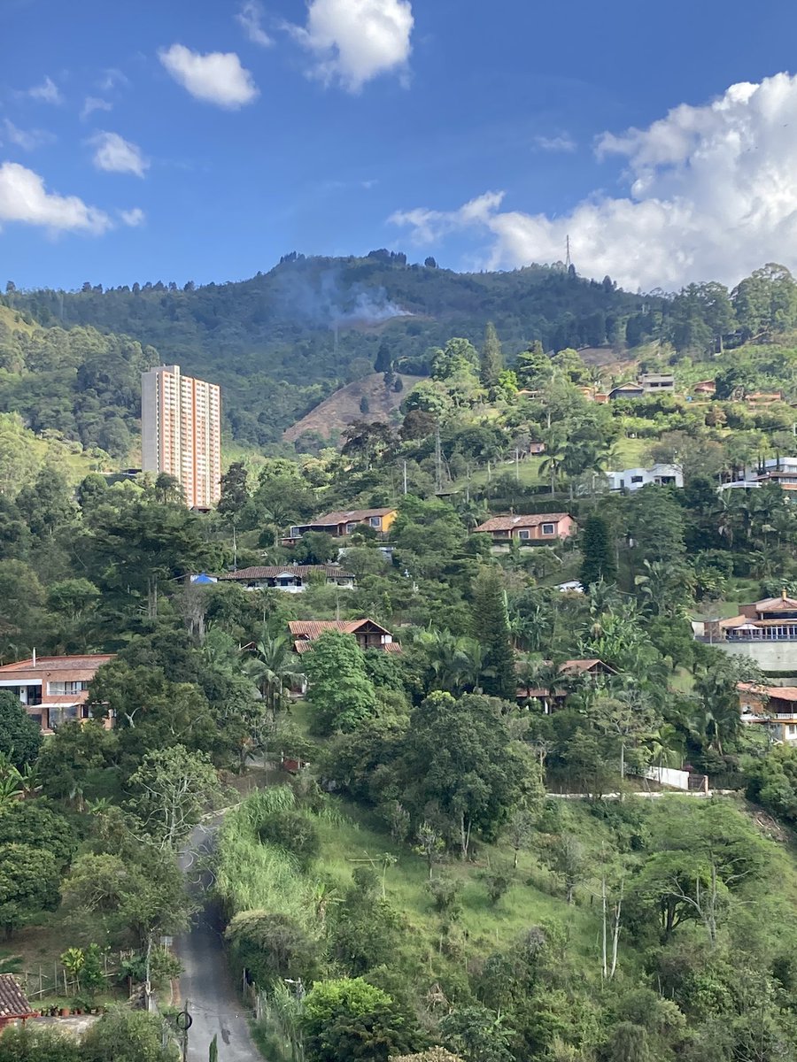 LucianaferrerE's tweet photo. Hola, nuevamente está iniciando el incendio entre el barrio María Auxiliadora y el Asfixiadero @AlcSabaneta @CBVSabaneta https://t.co/BKVM8JGEiI