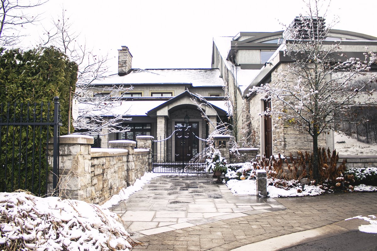 Tawse_Winery's tweet photo. We are open for the Family Day long weekend, here's what we have in store for you...

❄  Saturday we have Live Music in the Mezz with our friend Allan Nicholls
❄  Monday we are offering complimentary tastings to celebrate Family Day! https://t.co/cQdXOtSMdH