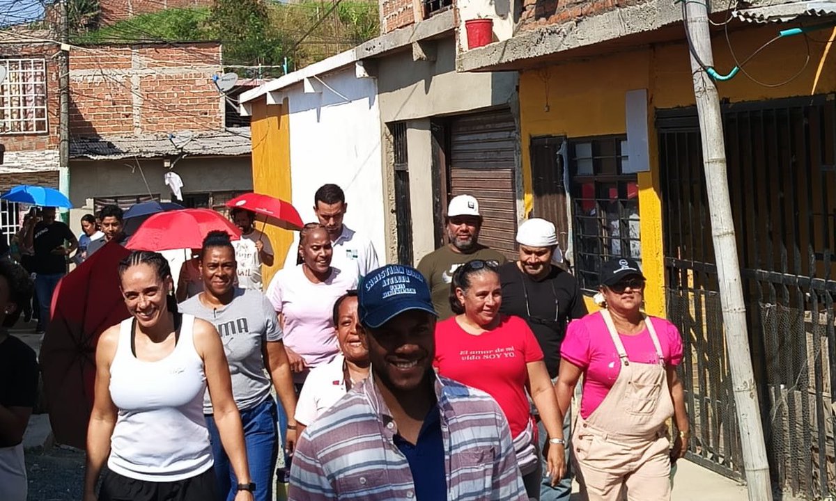 Educacion_Cali's tweet photo. ¡Continuamos con la búsqueda activa de estudiantes desescolarizados! 

Hoy, los maestros de la IEO Nuevo Latir realizaron un recorrido puerta a puerta por las comunas 13, 14 y 15 para que niños y jóvenes de estos sectores continúen su proceso educativo. 

#RecuperemosCali https://t.co/uzqEF91i6W