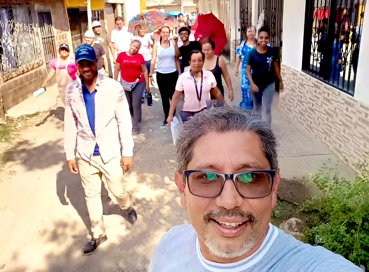 Educacion_Cali's tweet photo. ¡Continuamos con la búsqueda activa de estudiantes desescolarizados! 

Hoy, los maestros de la IEO Nuevo Latir realizaron un recorrido puerta a puerta por las comunas 13, 14 y 15 para que niños y jóvenes de estos sectores continúen su proceso educativo. 

#RecuperemosCali https://t.co/uzqEF91i6W