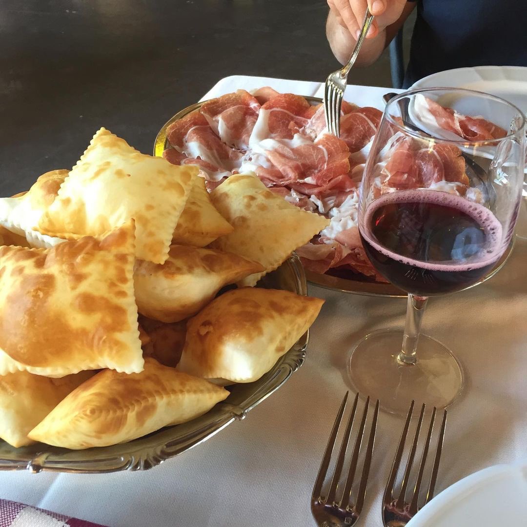parma_food's tweet photo. La #tortafritta il #prosciuttodiparma il #lambrusco #parma 😋 #goodnight
#parmafood #food #localfood #friday
#parmafoodlovers #foodexpert
#eatlocal #healthyfood #trending
📸 IG @ pagiuele. https://t.co/aMYFcmFxUE