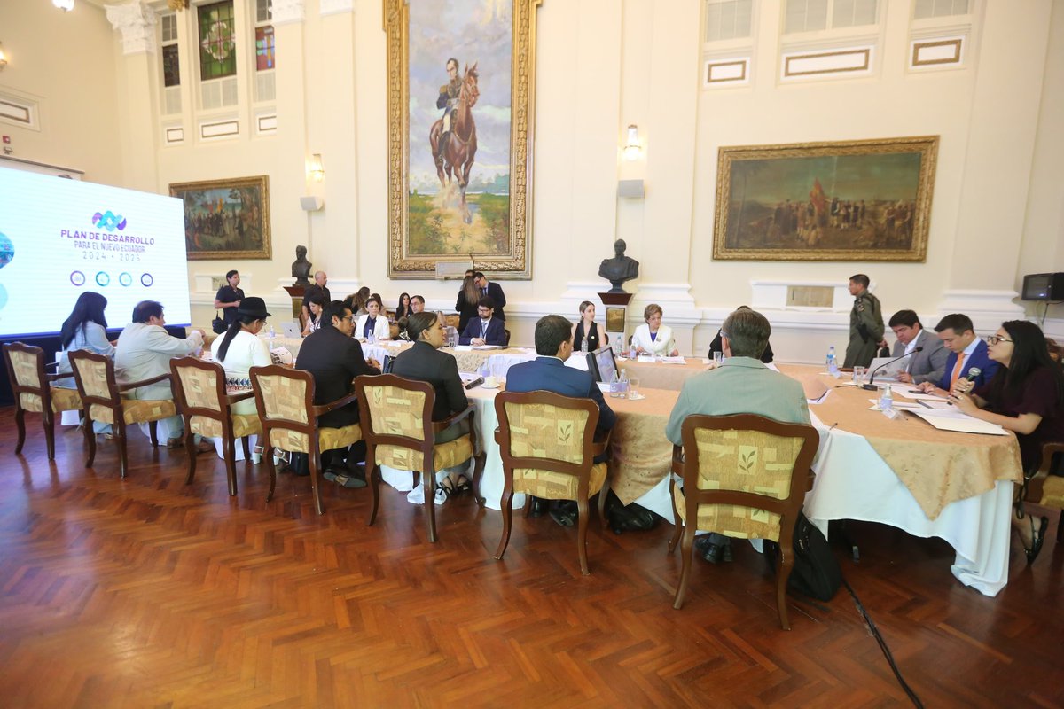 PlanificacionEc's tweet photo. 👏👏¡Por unanimidad se aprobó Plan de Desarrollo para #ElNuevoEcuador y la Estrategia Territorial Nacional 2024-2025!

El Consejo Nacional de Planificación, liderado por el presidente @DanielNoboaOk aprobó el instrumento, máximo de planificación para el país.🇪🇨 https://t.co/vOUyqgKysU